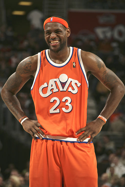 萨勒马克尔斯比赛里与裁判对峙，还被裁判踢了一脚