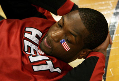 万幸！男子踢球时心脏骤停，球友紧急救助