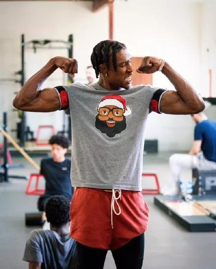 曼联、利物浦近五轮各1胜，英超积分榜曼联积22分，领先利物浦。