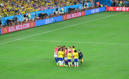 尤文航班延误，挪威当地球迷抓紧机会在机场与他们合影留念