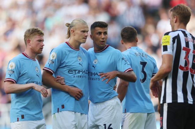 2025 赛季回顾：洛杉矶道奇队全员在夺冠后的游行中集体向费南多·瓦伦祖拉致敬