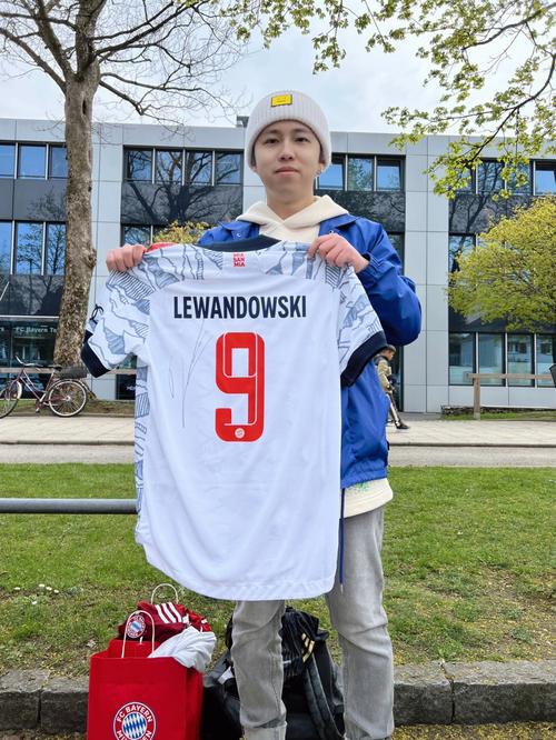 这哥们看起来有点复古球员的感觉啊