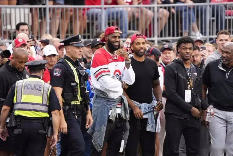 详解职业球员对棒球手套皮革纹理的细致要求及其对抓球速度的影响