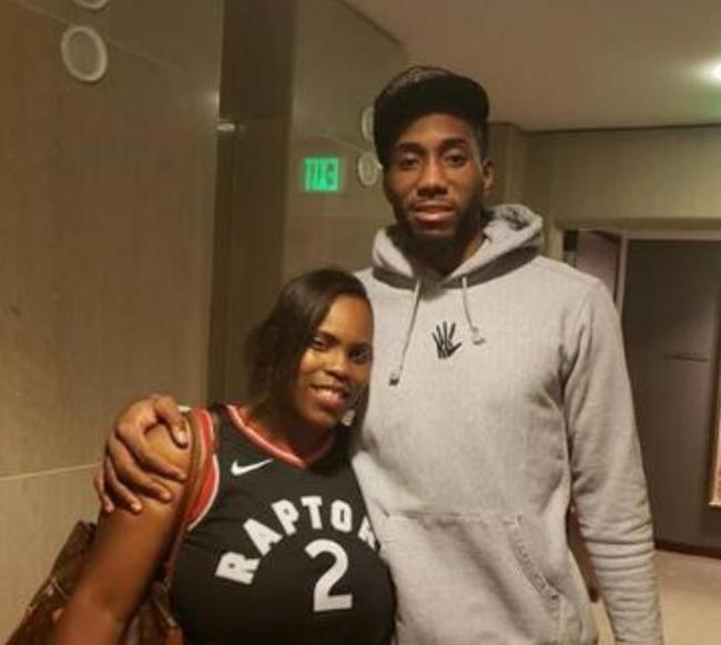 宋凯出席中国体育美术作品展览，与奥运冠军金牌合影