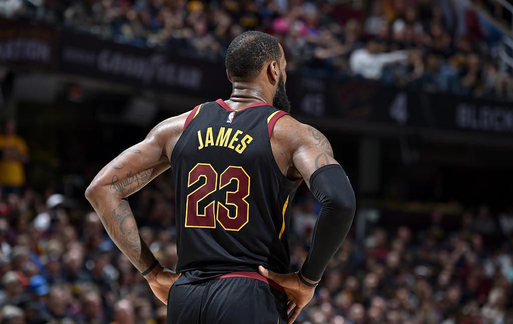 38分，7记三分，斩鹿刀出鞘！提前开启季后赛模式！詹姆斯潇洒离场