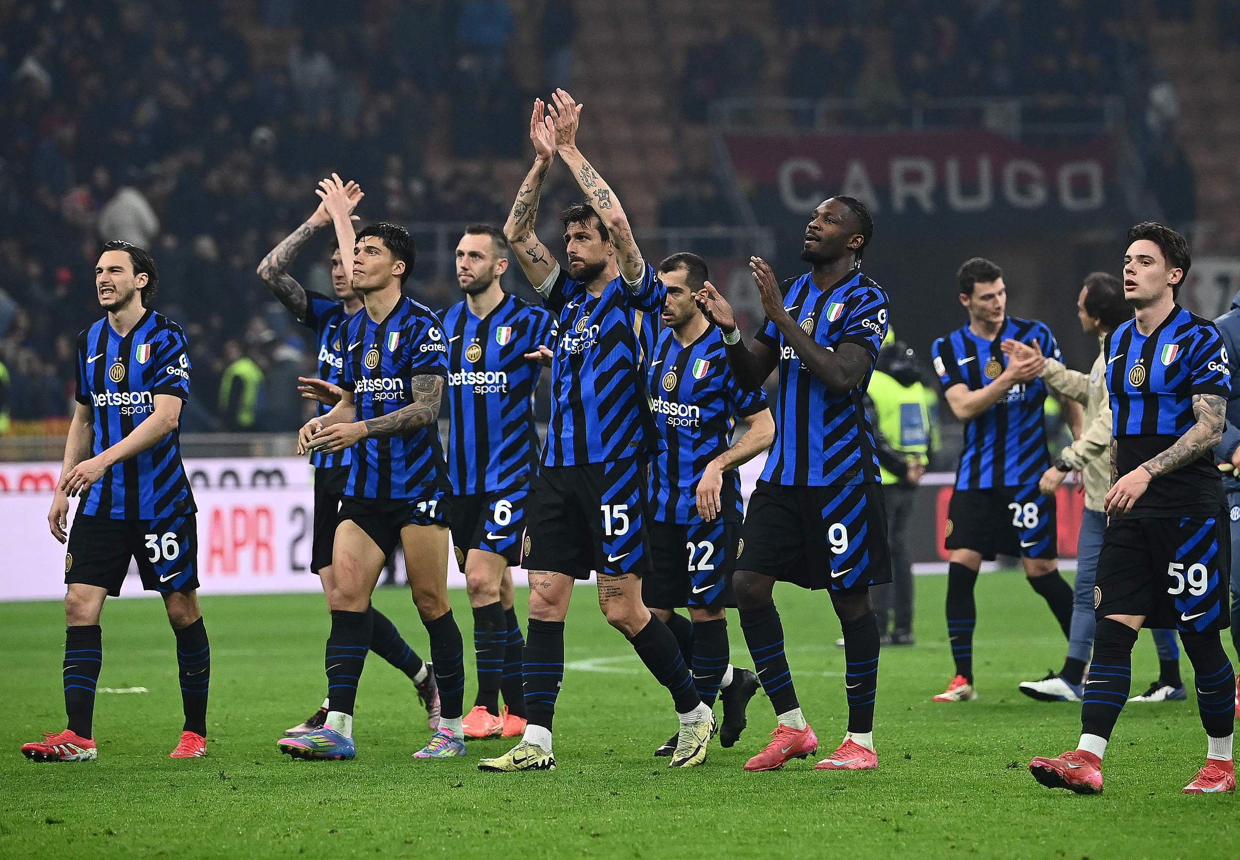 AC米兰官方晒球队03年欧冠决赛阵容，你知道前腰