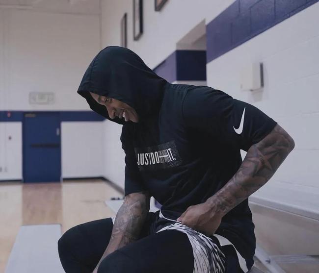 洛杉矶道奇队新秀费南多·瓦伦祖拉引发“费南多狂热”，成为首位同季包揽新人王与赛扬奖的投手